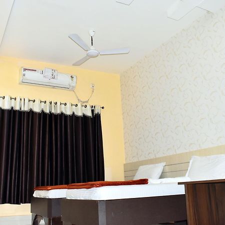 Hotel Triveni Balangir Bagian luar foto