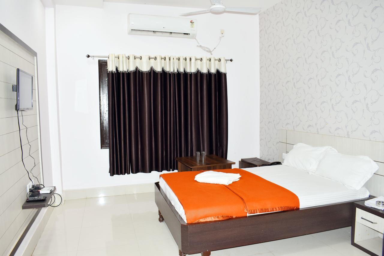 Hotel Triveni Balangir Bagian luar foto