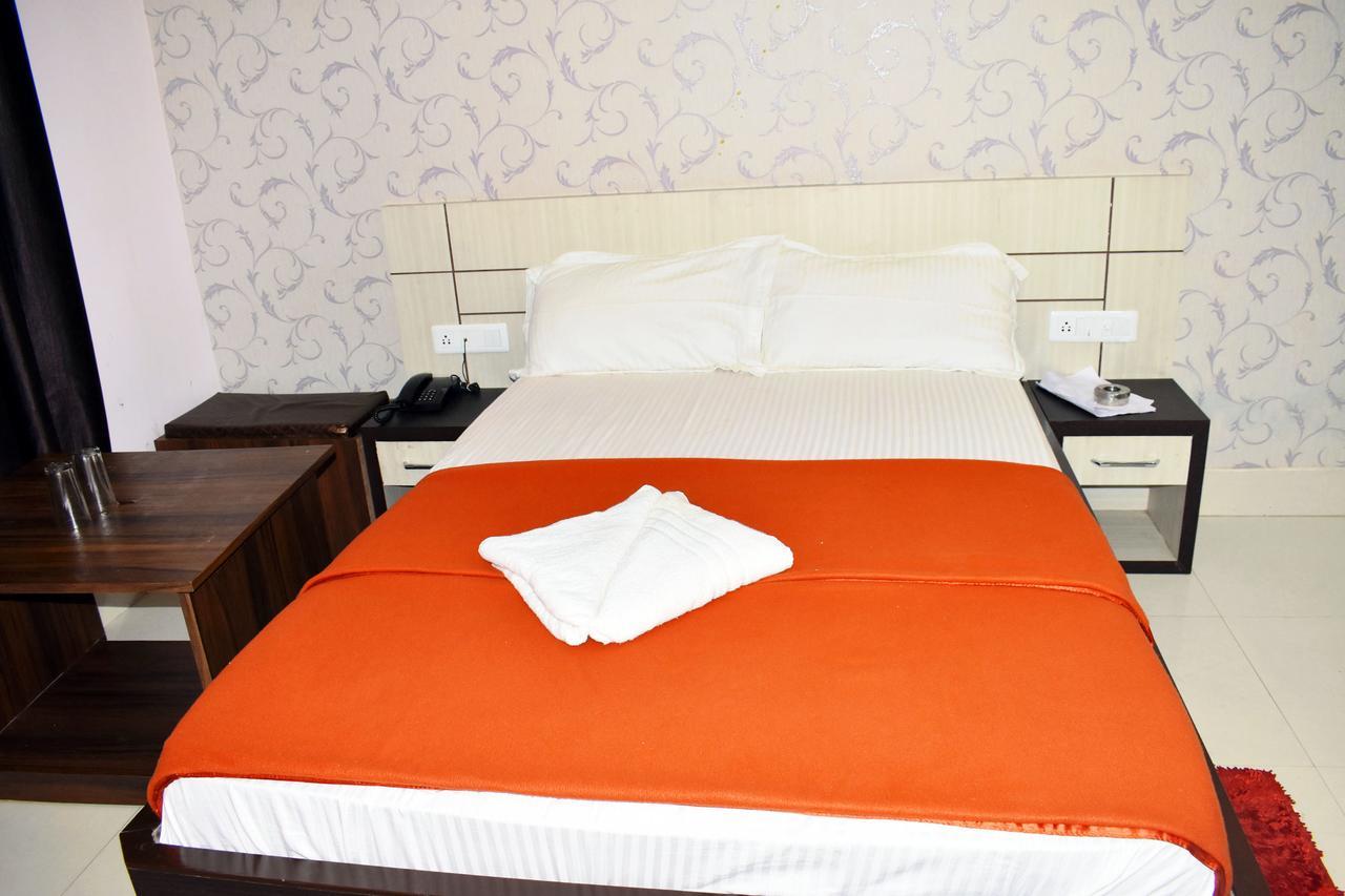 Hotel Triveni Balangir Bagian luar foto